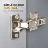 Cận cảnh bản lề hơi Inox SUS 304 của tủ lavabo nhôm Eurolife BLV-AL15, có vít cố định và điều chỉnh cánh tủ.