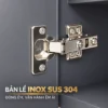Bản lề Inox SUS 304 đóng êm trên cánh tủ lavabo Eurolife BLV-IN03, có vít điều chỉnh và bề mặt kim loại sáng bóng.