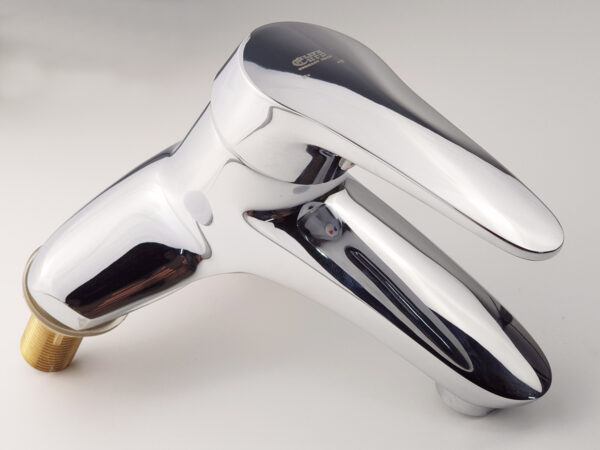 Bề mặt mạ Chrome 5 lớp của vòi lavabo nóng lạnh 2 chân Eurolife EL-LOT 03 sáng bóng, dễ vệ sinh và phù hợp nhiều không gian phòng tắm.
