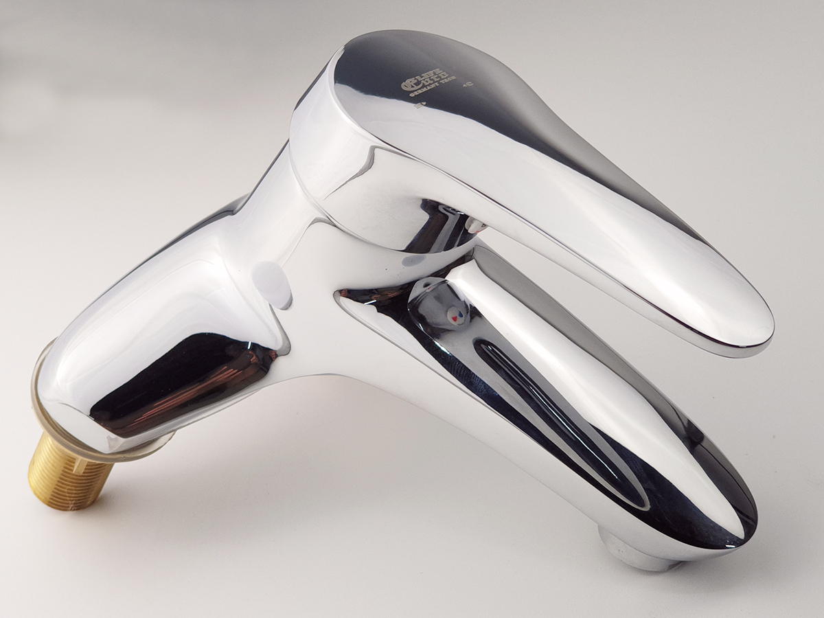 Bề mặt mạ Chrome 5 lớp của vòi lavabo nóng lạnh 2 chân Eurolife EL-LOT 03 sáng bóng, dễ vệ sinh và phù hợp nhiều không gian phòng tắm.