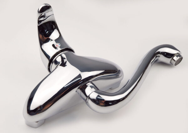 Bề mặt mạ Chrome 5 lớp của Eurolife EL-T015AT sáng bóng, dễ vệ sinh và tạo điểm nhấn sang trọng cho khu vực chậu rửa chén.