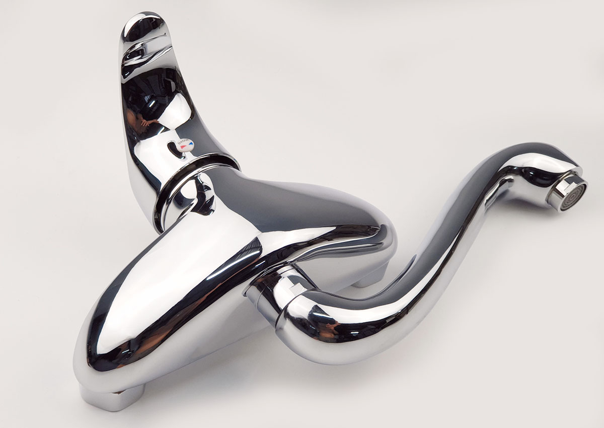 Bề mặt mạ Chrome 5 lớp của Eurolife EL-T015AT sáng bóng, dễ vệ sinh và tạo điểm nhấn sang trọng cho khu vực chậu rửa chén.
