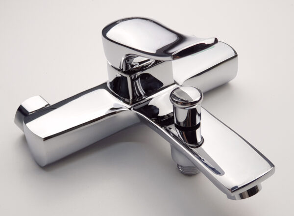 Bề mặt mạ Chrome sáng bóng của củ sen nóng lạnh Eurolife EL-ROS 01 giúp sản phẩm đẹp, dễ lau chùi, phù hợp cho phòng tắm gia đình hiện đại.