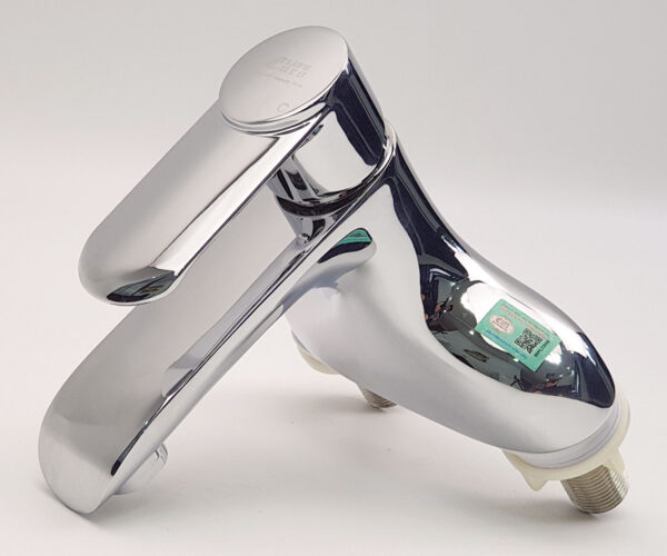 Bề mặt mạ Chrome sáng bóng 5 lớp của vòi lavabo nóng lạnh 2 chân Eurolife EL-VIO 03, dễ vệ sinh và phù hợp nhiều không gian phòng tắm.
