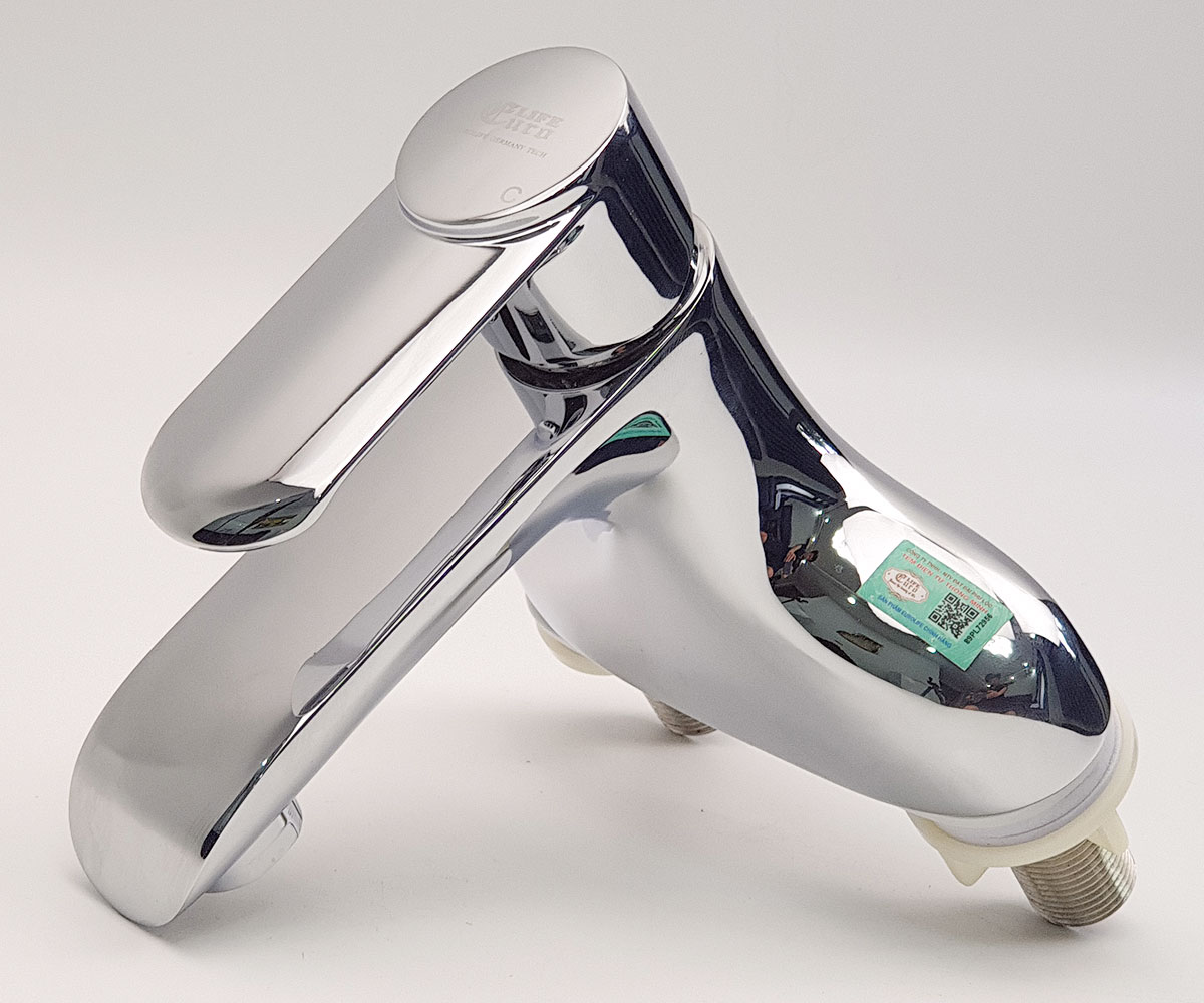 Bề mặt mạ Chrome sáng bóng 5 lớp của vòi lavabo nóng lạnh 2 chân Eurolife EL-VIO 03, dễ vệ sinh và phù hợp nhiều không gian phòng tắm.