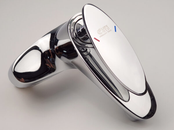Hình ảnh cận cảnh bề mặt mạ Chrome sáng bóng của vòi lavabo nóng lạnh 2 chân Eurolife EL-CAM 03, thiết kế bo cong mềm mại, thuộc combo sen tắm nóng lạnh Eurolife CAM 03.