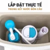 Cọc cấp có phao xanh bên trái, cọc xả ở giữa và ống tràn bên phải trong két bồn cầu mở nắp