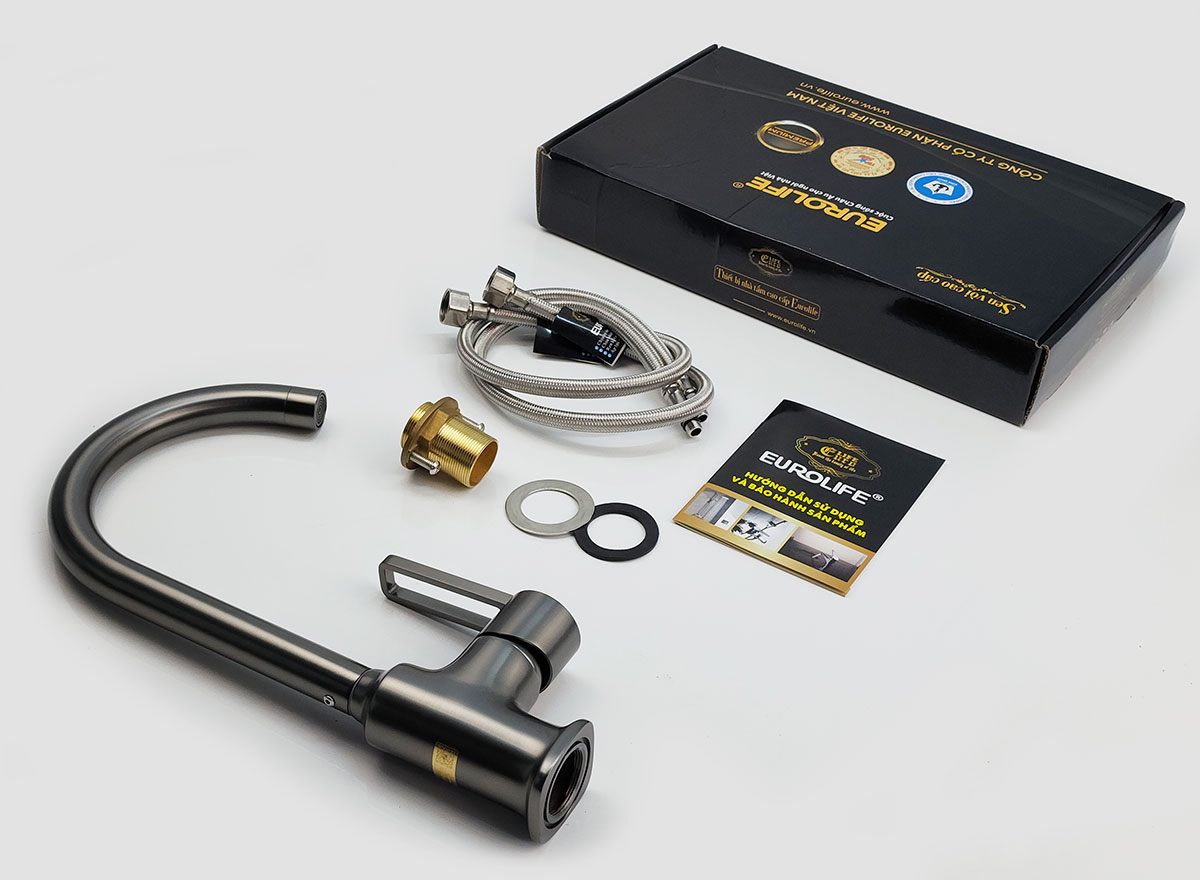 Bộ vòi rửa chén mạ PVD Eurolife EL-KM13 gồm thân vòi, cần vòi, dây cấp, bát gắn, vòng đệm, hướng dẫn sử dụng và hộp đóng gói.