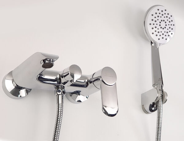 Hình ảnh bộ sản phẩm củ sen nóng lạnh Eurolife EL-VIO 01 gồm thân củ sen mạ Chrome, tay sen 3 chế độ, dây sen, bát gác tay sen và phụ kiện lắp đặt, phù hợp cho phòng tắm gia đình hiện đại.