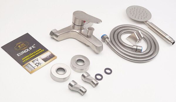 Hình bộ sản phẩm đầy đủ của củ sen nóng lạnh Eurolife EL-1501 gồm thân củ sen Inox SUS 304, tay sen tăng áp, dây sen Inox 304, bát gác, chân kết nối, ron đệm và sách hướng dẫn sử dụng.