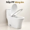Bồn cầu EL-LUX8268 với nắp và vòng ngồi đang mở, kèm chú thích nắp PP đóng êm.