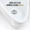 Cận cảnh nắp che inox đục lỗ, có vít ở giữa, tại rốn xả bồn tiểu EL-BT221.