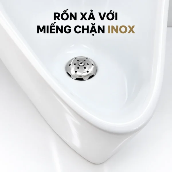 Cận cảnh nắp che inox đục lỗ, có vít ở giữa, tại rốn xả bồn tiểu EL-BT221.