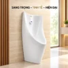 Phối cảnh minh họa bồn tiểu Eurolife EL-BT221 màu trắng trên nền tường màu be cạnh các thanh gỗ.