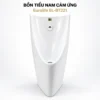 Mặt trước bồn tiểu nam Eurolife EL-BT221 màu trắng với mắt cảm biến và rốn xả trong lòng bồn.