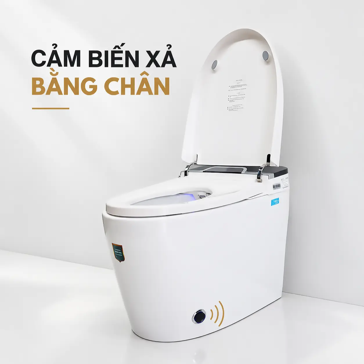 Bồn cầu mở nắp với biểu tượng sóng cạnh chi tiết tròn phía dưới thân, minh họa cảm biến xả bằng chân.