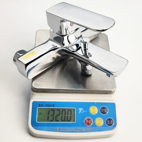 Ảnh cân trọng lượng củ sen nóng lạnh Eurolife EL-8001 khoảng 1320g, giúp khách hàng dễ đánh giá độ chắc chắn của thân đồng H61 trước khi mua.