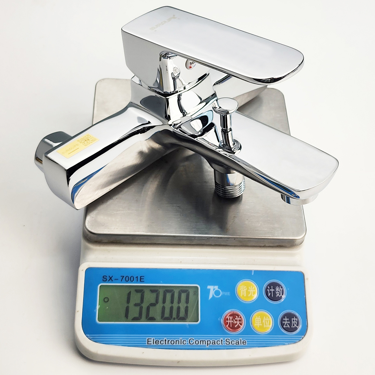 Ảnh cân trọng lượng củ sen nóng lạnh Eurolife EL-8001 khoảng 1320g, giúp khách hàng dễ đánh giá độ chắc chắn của thân đồng H61 trước khi mua.