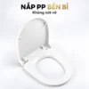 Bộ nắp bồn cầu màu trắng với nắp đậy dựng mở, vòng ngồi phía dưới và cụm bản lề nối hai phần.