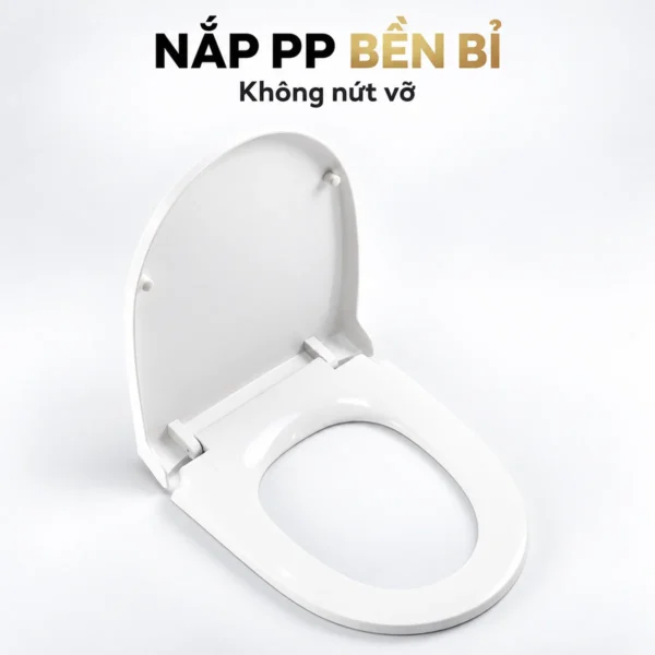 Bộ nắp bồn cầu màu trắng với nắp đậy dựng mở, vòng ngồi phía dưới và cụm bản lề nối hai phần.