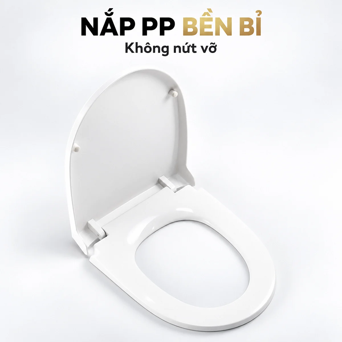 Bộ nắp bồn cầu màu trắng với nắp đậy dựng mở, vòng ngồi phía dưới và cụm bản lề nối hai phần.