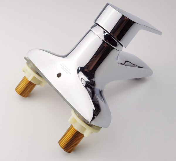 Chân kết nối vòi lavabo nóng lạnh Eurolife EL-AZA 03 được thiết kế cho chậu lavabo có 2 lỗ, hỗ trợ lắp đặt chắc chắn và thuận tiện.