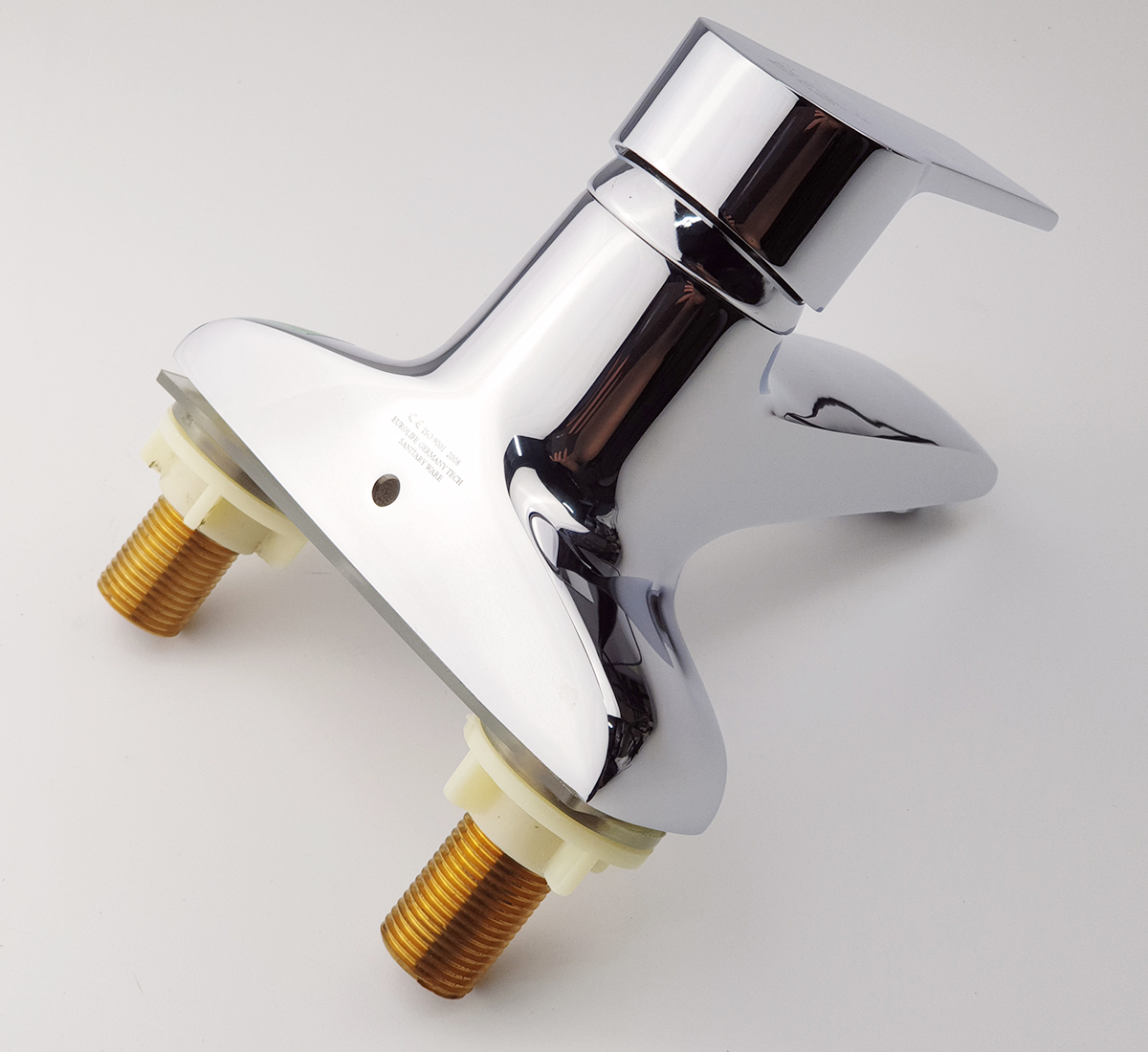 Chân kết nối vòi lavabo nóng lạnh Eurolife EL-AZA 03 được thiết kế cho chậu lavabo có 2 lỗ, hỗ trợ lắp đặt chắc chắn và thuận tiện.