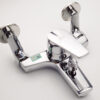 Hình mô tả chân quỳ kết nối nổi bên ngoài của củ sen nóng lạnh Eurolife EL-3001, giúp việc lắp đặt, căn chỉnh khoảng cách tâm chân sen 150mm và kết nối đường nước thuận tiện hơn.