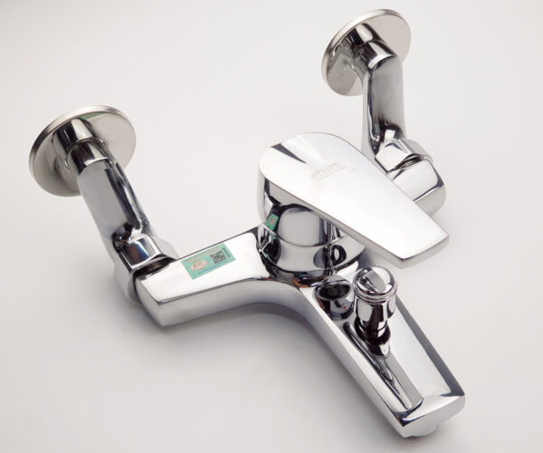 Hình mô tả chân quỳ kết nối nổi bên ngoài của củ sen nóng lạnh Eurolife EL-3001, giúp việc lắp đặt, căn chỉnh khoảng cách tâm chân sen 150mm và kết nối đường nước thuận tiện hơn.