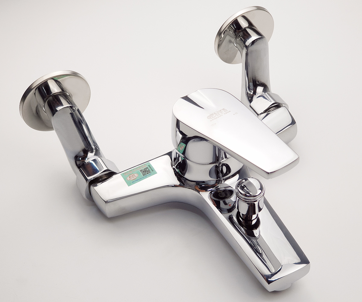 Hình mô tả chân quỳ kết nối nổi bên ngoài của củ sen nóng lạnh Eurolife EL-3001, giúp việc lắp đặt, căn chỉnh khoảng cách tâm chân sen 150mm và kết nối đường nước thuận tiện hơn.