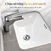 Chậu sứ trắng lắp âm dưới mặt đá của tủ lavabo nhôm Eurolife BLV-AL15, lòng chậu bo cong kết hợp vòi nước minh họa.
