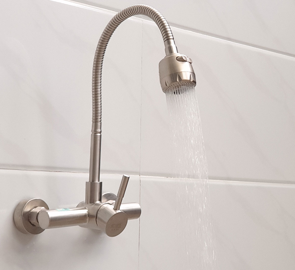 Chức năng tăng áp của vòi rửa chén Eurolife EL-T017AT giúp xả rửa mạnh hơn, tiện vệ sinh lòng chậu, nồi chảo và thực phẩm.