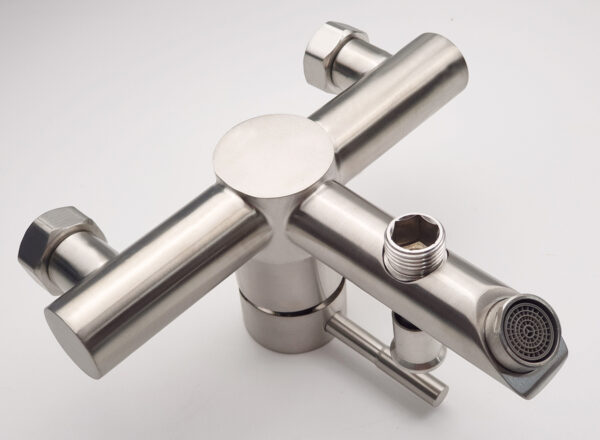 Hình kiểu dáng củ sen Eurolife EL-1201 giúp khách hàng quan sát rõ thân Inox 304 dạng ống tròn thanh mảnh, đầu xả tạo bọt, ren lắp dây sen và thiết kế gọn đẹp.