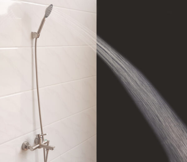 Hình củ sen Eurolife EL-1201 lắp đặt thực tế trong phòng tắm, kèm tay sen tăng áp phun nước mạnh, giúp khách hàng dễ hình dung trải nghiệm sử dụng trước khi mua.