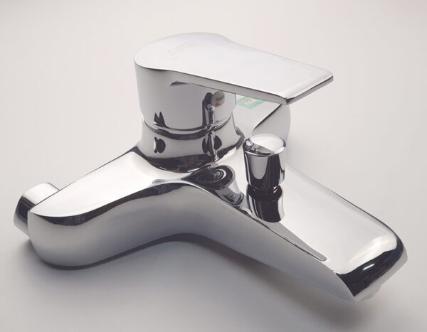 Hình ảnh bề mặt mạ Chrome sáng bóng trên củ sen nóng lạnh Eurolife AZA01 trong combo sen tắm nóng lạnh Eurolife AZA03.