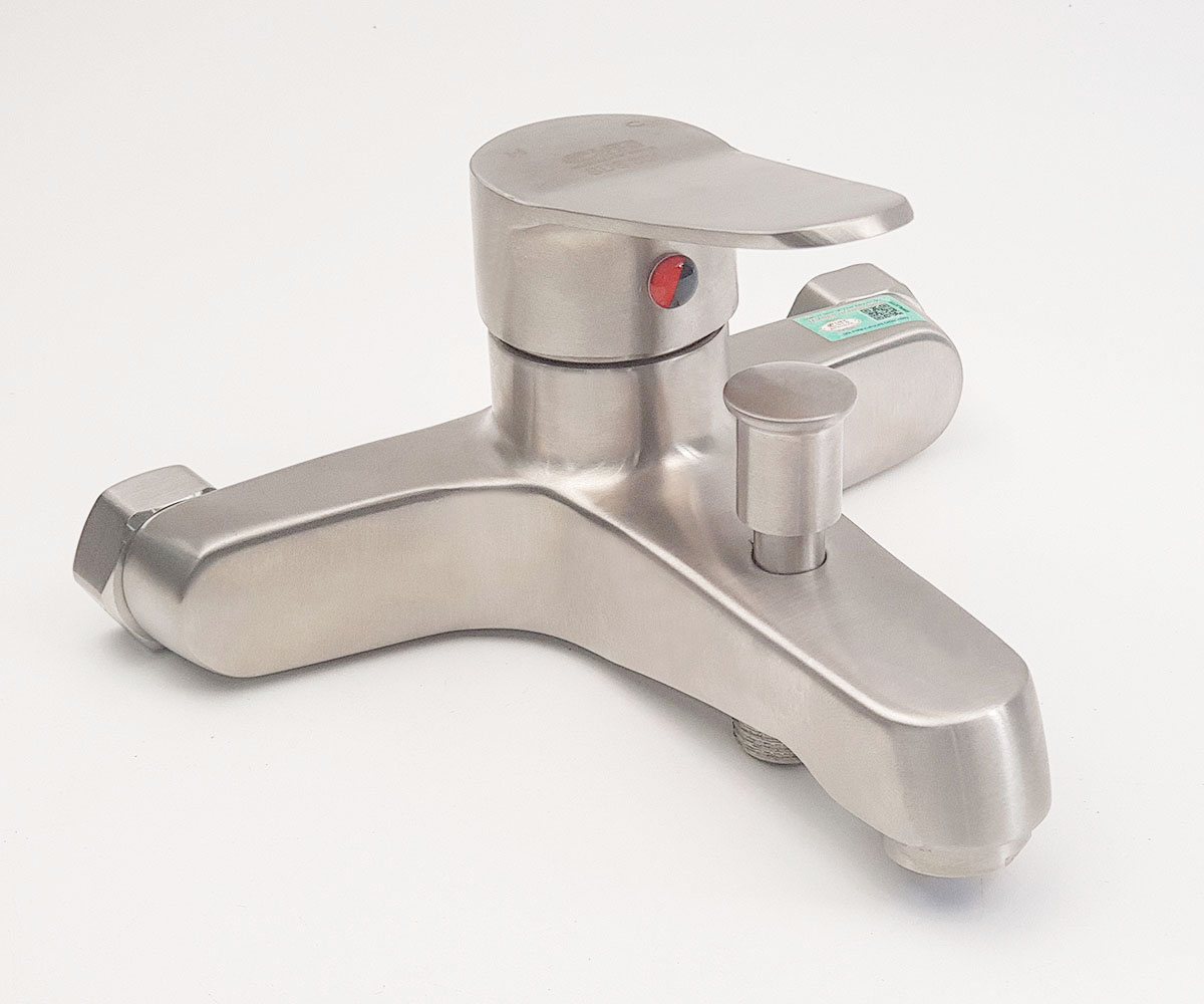 Hình mô tả chất liệu Inox SUS 304 của củ sen nóng lạnh Eurolife EL-1501, thân củ sen chắc chắn, bề mặt Inox xước mờ hiện đại, phù hợp cho phòng tắm gia đình và môi trường thường xuyên tiếp xúc với nước.