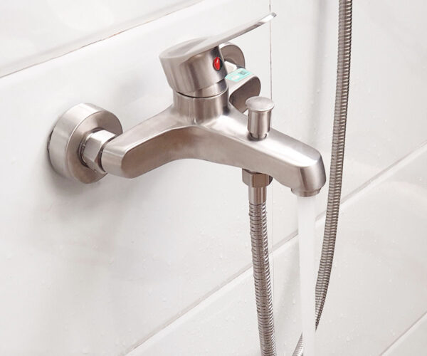 Hình thực tế củ sen nóng lạnh Eurolife EL-1501 khi lắp đặt và sử dụng đầu xả dưới tạo bọt, dòng nước chảy êm, đều, hạn chế văng bắn trong phòng tắm gia đình.