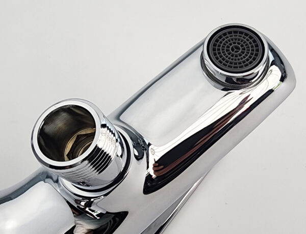 Ảnh cận cảnh đầu xả tạo bọt của củ sen nóng lạnh Eurolife EL-8001, giúp khách hàng thấy rõ chi tiết dòng nước êm, chống văng bắn và dễ sử dụng.