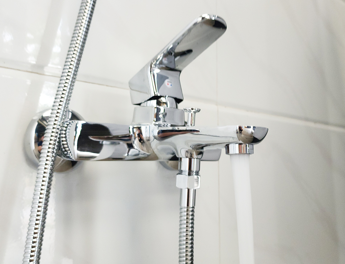 Ảnh củ sen nóng lạnh Eurolife EL-8001 lắp đặt thực tế với đầu xả tạo bọt, giúp khách hàng thấy rõ dòng nước êm, đều và hạn chế bắn nước.
