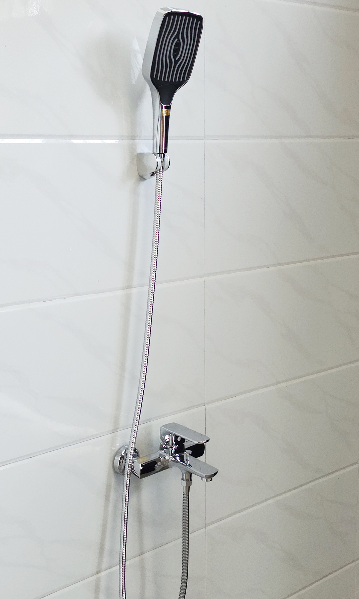 Ảnh bộ củ sen nóng lạnh Eurolife EL-8001 lắp đặt thực tế kèm tay sen 3 chế độ, dây sen 150cm và bát gác, giúp khách hàng hình dung đầy đủ bộ sản phẩm sau khi lắp.