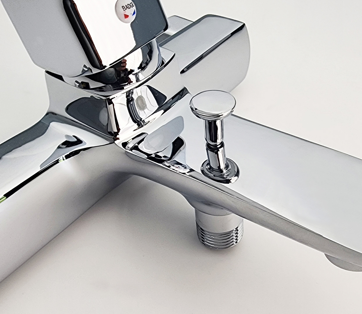 Ảnh cận cảnh nút chuyển chế độ rút nhấn của củ sen nóng lạnh Eurolife EL-8001, giúp khách hàng thấy rõ thao tác chuyển nước tiện lợi giữa tay sen và đầu xả dưới.