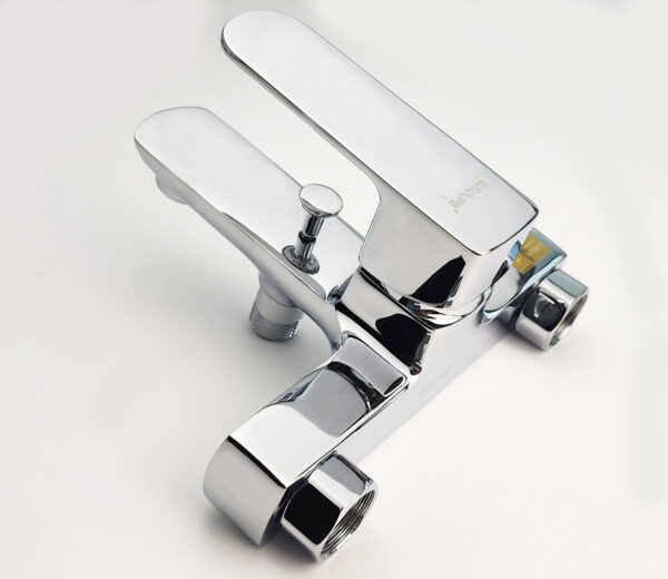 Ảnh mô tả thiết kế vuông bo tròn của củ sen nóng lạnh Eurolife EL-8001, giúp khách hàng thấy rõ kiểu dáng hiện đại, bề mặt Chrome sáng bóng và thân củ sen chắc chắn.