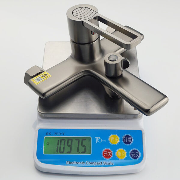 Ảnh cân trọng lượng củ sen nóng lạnh Eurolife EL-GRAY 01 khoảng 1097g, giúp khách hàng dễ đánh giá độ chắc chắn, độ đầm tay và chất lượng thân đồng H61.