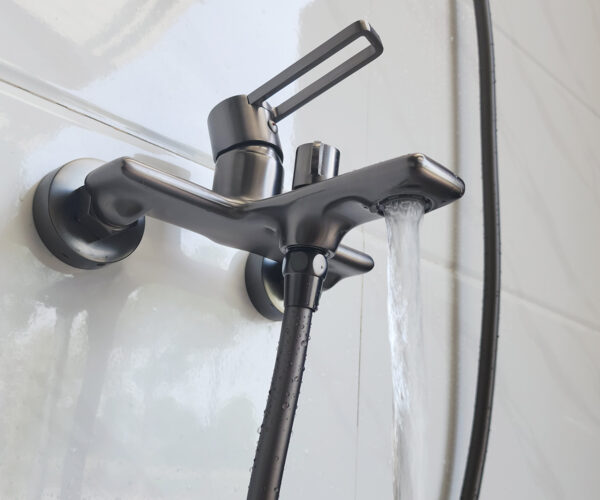 Ảnh thực tế củ sen nóng lạnh Eurolife EL-GRAY 01 khi xả nước từ đầu tạo bọt, giúp khách hàng thấy dòng nước êm, đều và hạn chế văng bắn khi sử dụng.