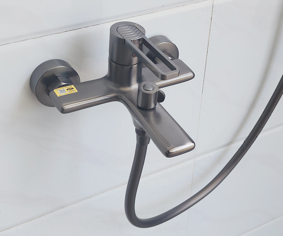Ảnh thực tế củ sen nóng lạnh Eurolife EL-GRAY 01 khi lắp đặt trong phòng tắm, giúp khách hàng dễ hình dung màu xám Gray, dây sen đồng bộ và kiểu dáng sản phẩm sau khi hoàn thiện.