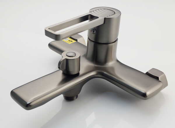 Ảnh mô tả thiết kế thân bo tròn của củ sen nóng lạnh Eurolife EL-GRAY 01 màu xám Gray, giúp sản phẩm đẹp hơn, dễ phối phòng tắm và thuận tiện khi sử dụng hằng ngày.