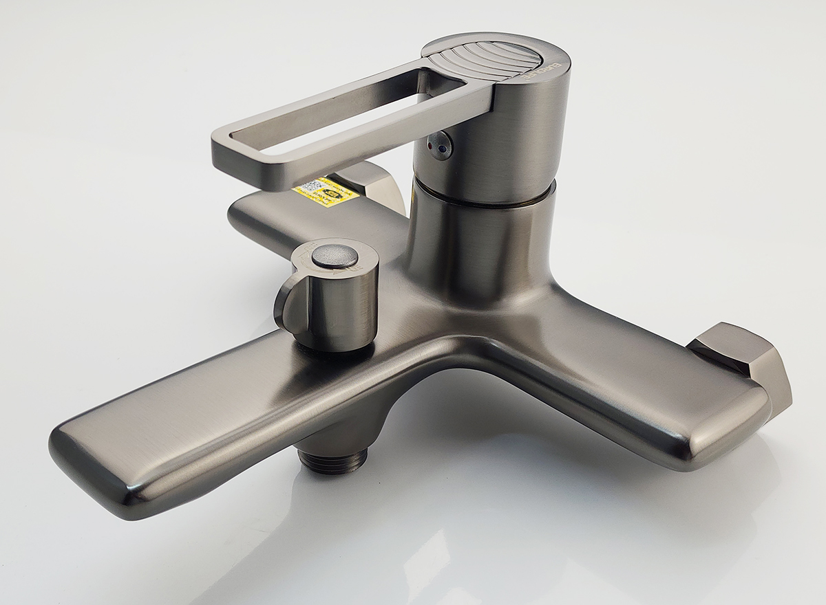 Ảnh mô tả thiết kế thân bo tròn của củ sen nóng lạnh Eurolife EL-GRAY 01 màu xám Gray, giúp sản phẩm đẹp hơn, dễ phối phòng tắm và thuận tiện khi sử dụng hằng ngày.