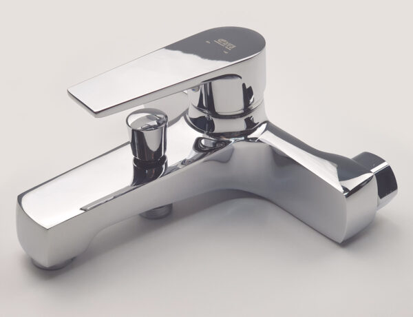 Củ sen nóng lạnh Eurolife EL-JAS 01 có bề mặt mạ Chrome sáng bóng, dễ vệ sinh, phù hợp khách hàng muốn nâng cấp phòng tắm hiện đại và sang trọng.