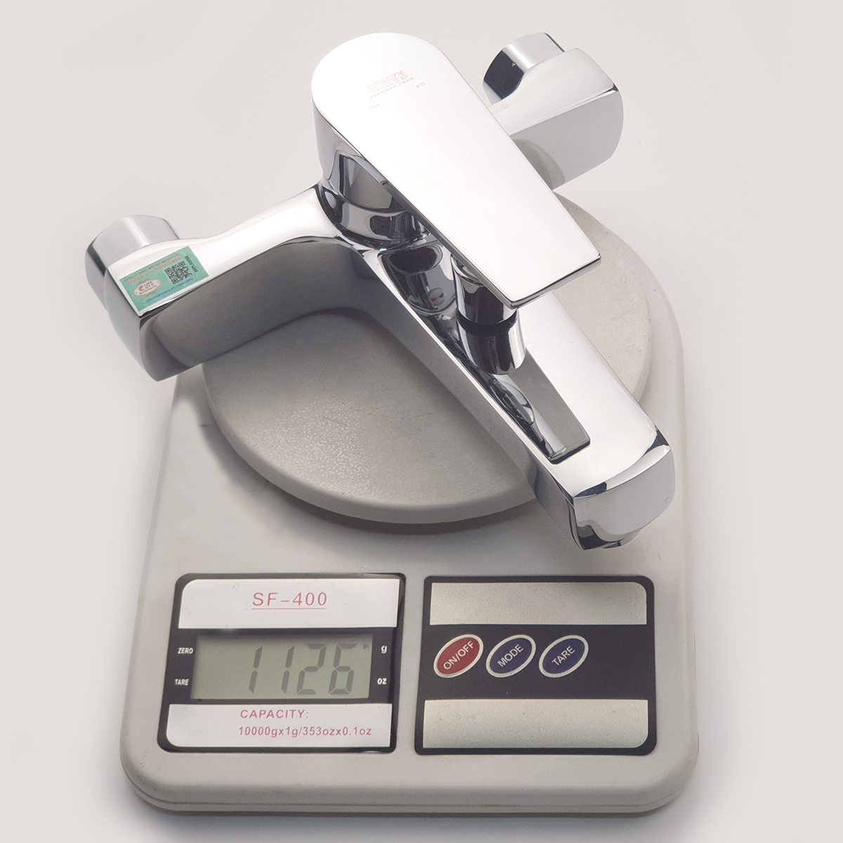 Củ sen nóng lạnh Eurolife EL-JAS 01 được cân thực tế với trọng lượng khoảng 1126g, giúp khách hàng yên tâm hơn về độ chắc chắn của sản phẩm.