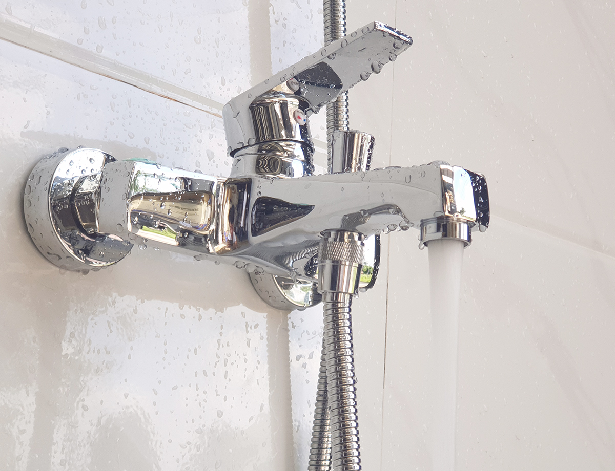 Củ sen nóng lạnh Eurolife EL-JAS 01 lắp đặt thực tế trong phòng tắm, có đầu xả dưới tạo bọt, dây sen 150cm và tay sen siêu tăng áp tiện sử dụng.